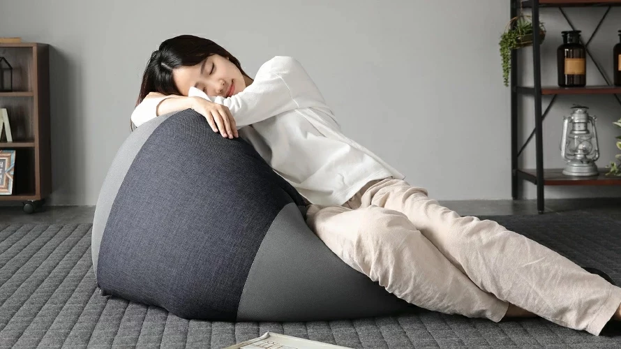 一度くつろぐと離れられなくなる気持ち良さ。もっちりビーズクッション