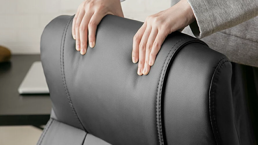 柔らかく頭をキャッチするヘッドレスト