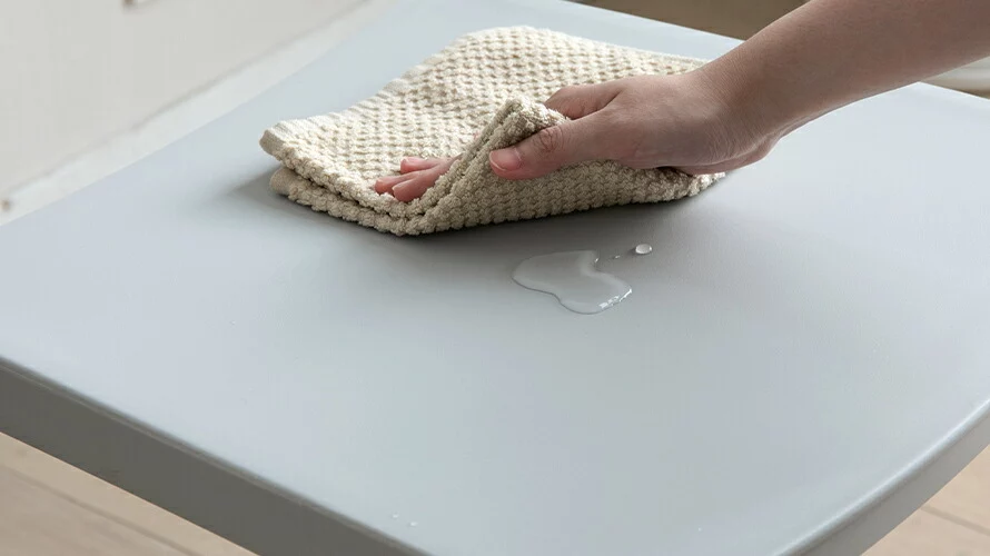 さっと拭くだけ簡単お手入れ