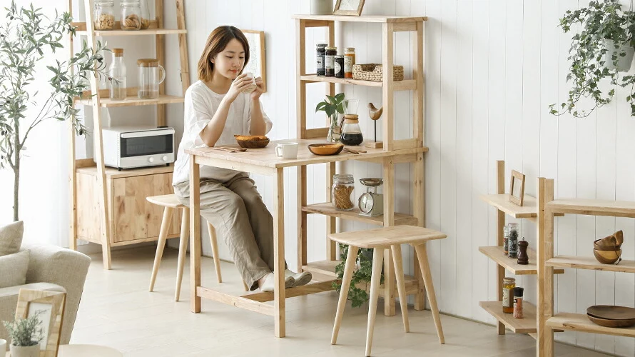 天然ラバーウッド製収納付きダイニングテーブルの使用イメージ。