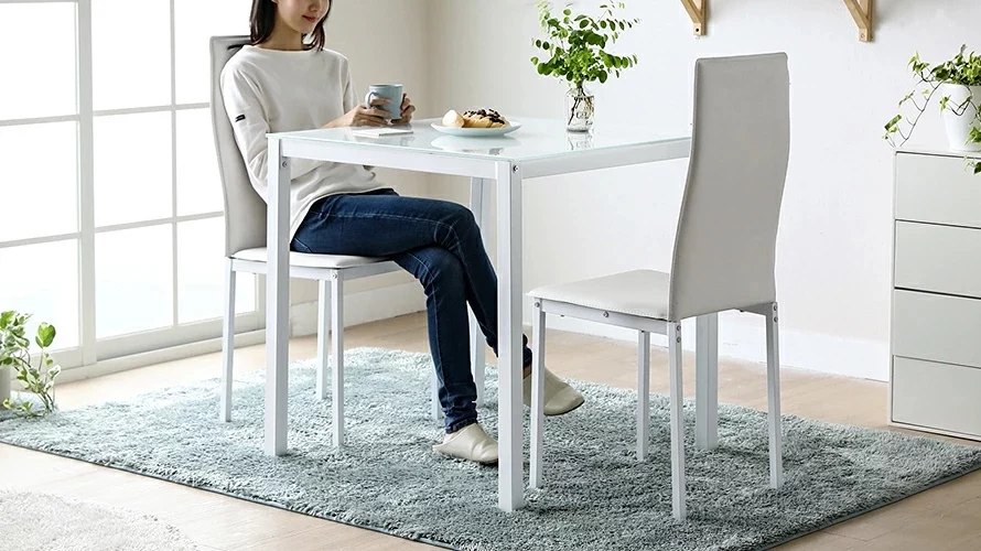 フロストガラステーブルダイニング3点セットの使用イメージ。