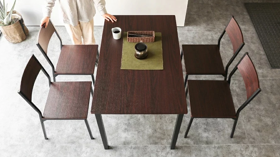 ダイニングテーブル木製ダイニング5点セットブラウンの使用イメージ。