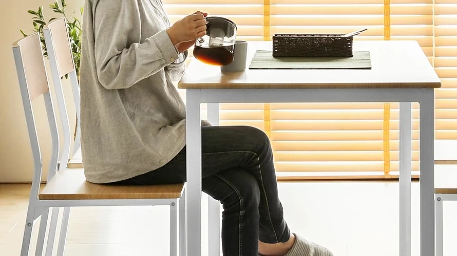 ダイニングテーブル木製ダイニング5点セットの使用イメージ。
