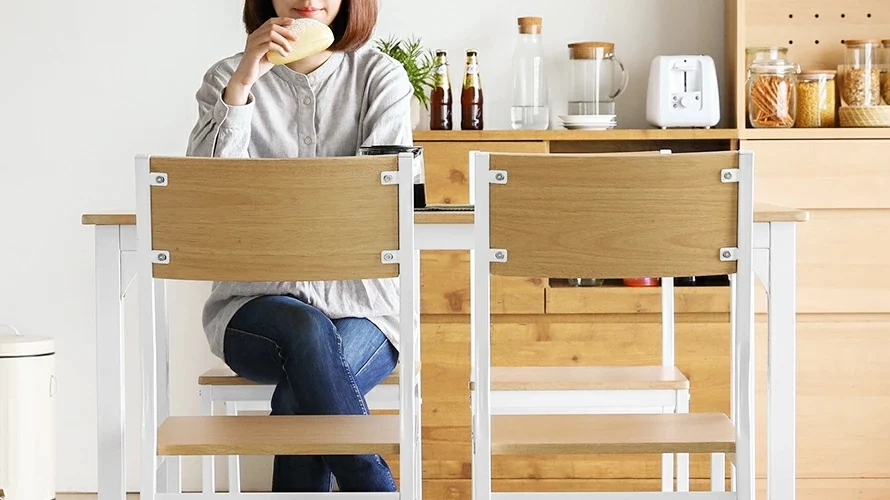 ダイニングテーブル木製ダイニング5点セットの使用イメージ。
