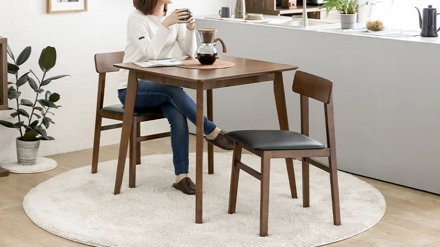 天然ラバーウッド製ダイニングテーブル75×75cmブラウンの使用イメージ。