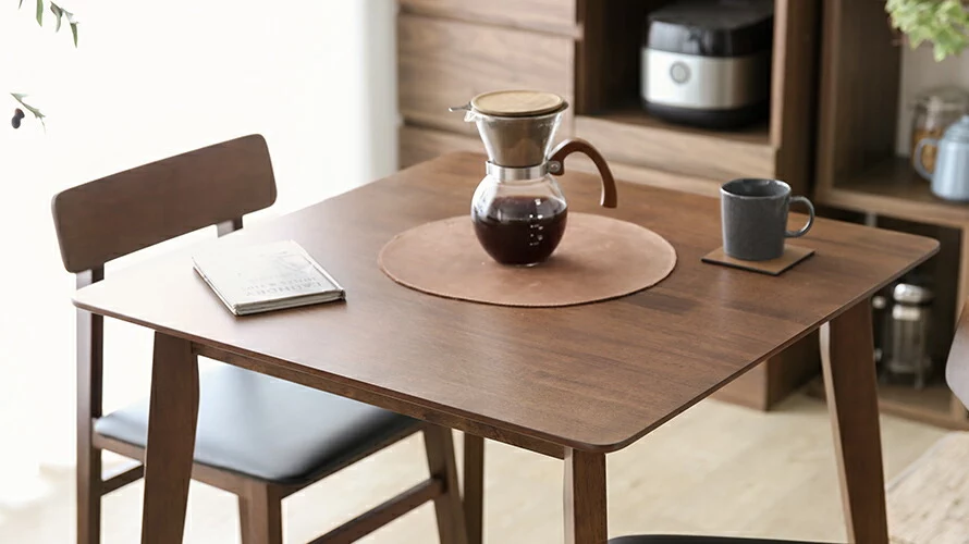 天然ラバーウッド製ダイニングテーブル75×75cmブラウンの使用イメージ。