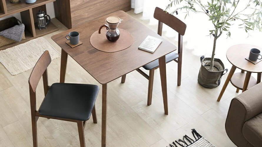 天然ラバーウッド製ダイニングテーブル75×75cmの使用イメージ。