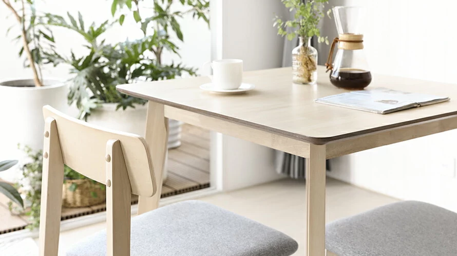 天然ラバーウッド製ダイニングテーブル75×75cmの使用イメージ。