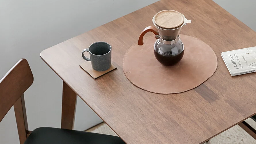 天然ラバーウッド製ダイニングテーブル75×75cmの使用イメージ。