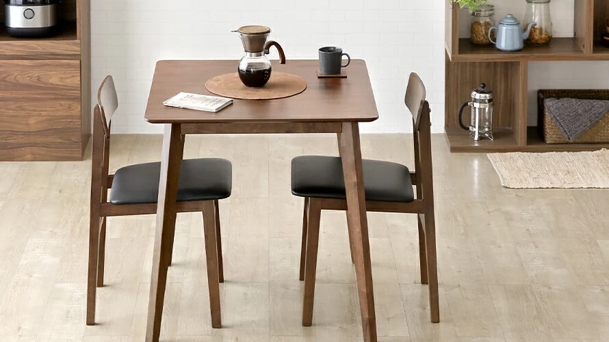 天然ラバーウッド製ダイニングテーブル75×75cmの使用イメージ。