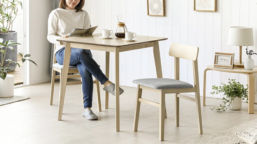 天然ラバーウッド製ダイニングテーブル75×75cmナチュラルの使用イメージ。