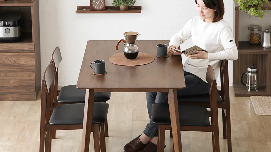 天然ラバーウッド製ダイニングテーブル120×75cmブラウンの使用イメージ。