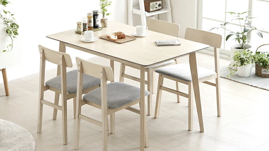 モダンデコの天然ラバーウッド製ダイニングテーブル120×75cm。