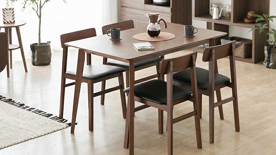 天然ラバーウッド製ダイニングテーブル120×75cmの使用イメージ。