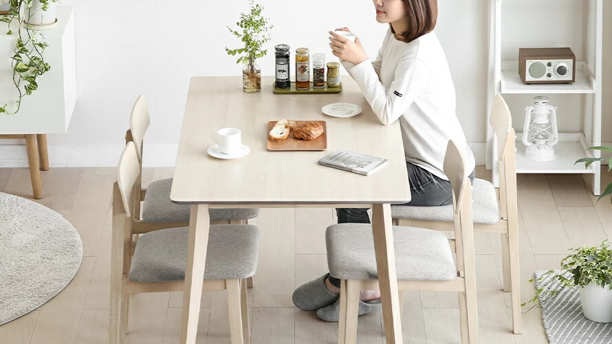 天然ラバーウッド製ダイニングテーブル120×75cmナチュラルの使用イメージ。