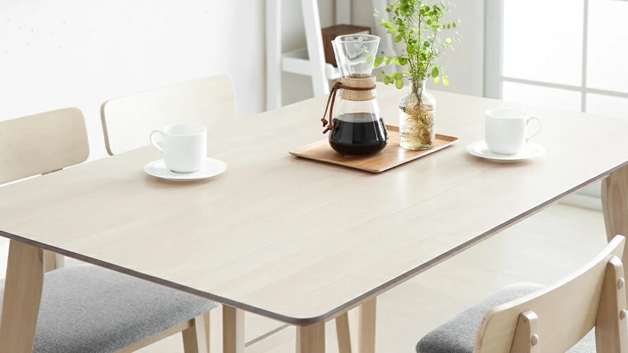 天然ラバーウッド製ダイニングテーブル120×75cmナチュラルの使用イメージ。
