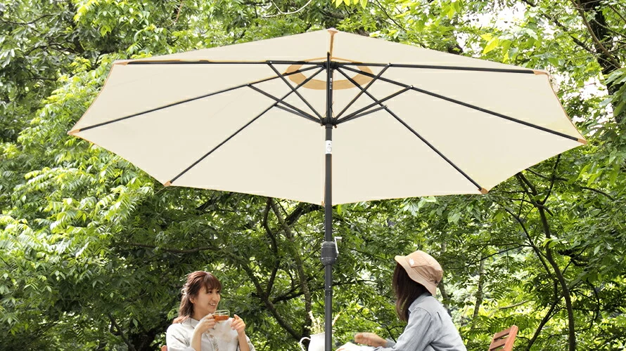 広々とくつろげるワイドパラソル