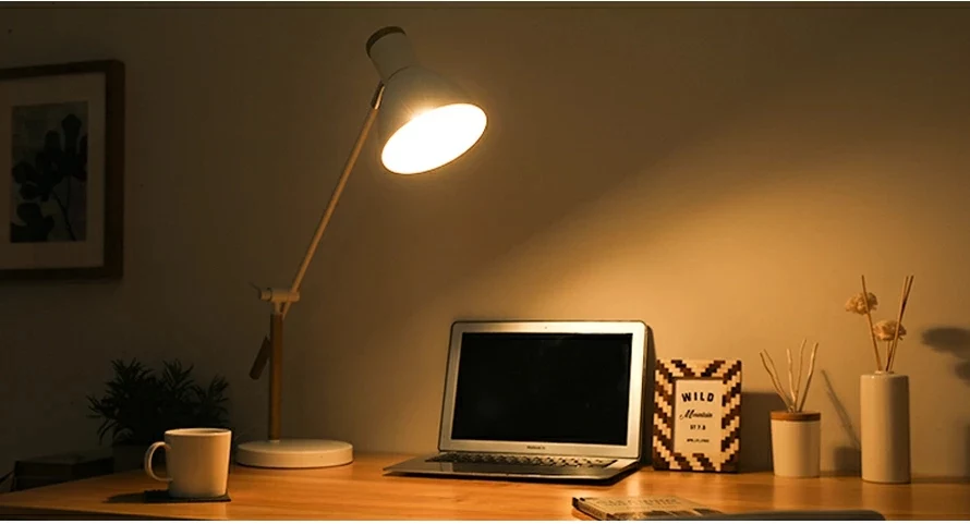 デスクライト電球色LED付の使用イメージ
