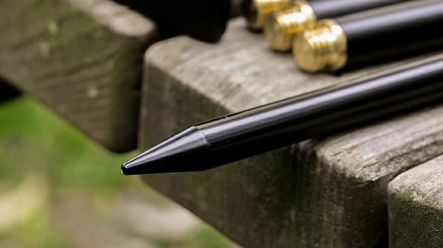 しっかり支えるスチール製ペグ